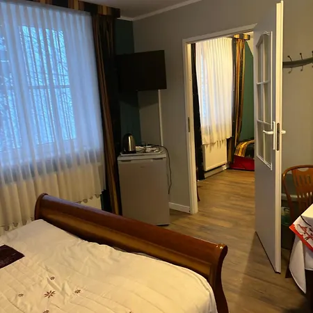 Dom Pod Sosna Couette-café *