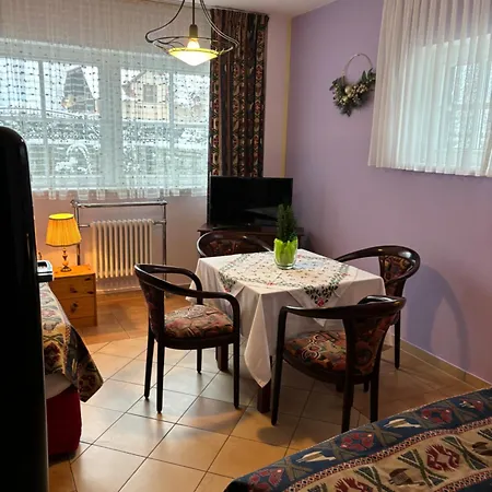 Dom Pod Sosna Couette-café
